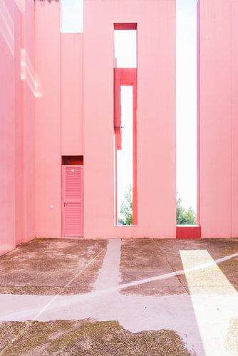 La Muralla Roja - Linienarbeit rosa von Anki Wijnen