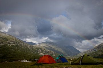 regenboog over een kampeer plaats in Noorwegen van Sebastian Stef