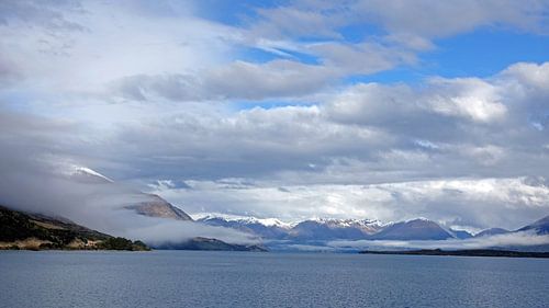 Laaghangende wolken  op het Wakatipumeer bij Glenorchy in Nieuw Zeeland