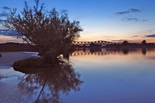 De Maas in 's-Hertogenbosch bij zonsondergang