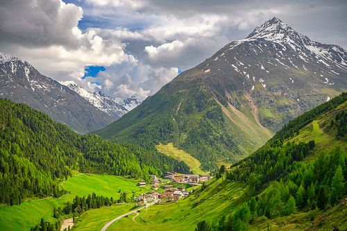 Vent dorp in de Tiroler Alpen in Austira tijdens de lente
