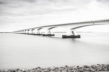 Pont de Zeeland en noir et blanc. sur Ron van der Stappen