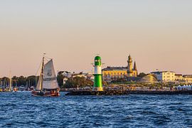 Zeilschip en pier in Warnemünde tijdens de Hanse Sail van Rico Ködder