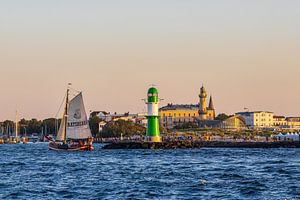 Segelschiff und Molenturm in Warnemünde während der Hanse Sail