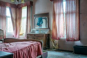 Bedroom of an abandoned villa by Tim Vlielander