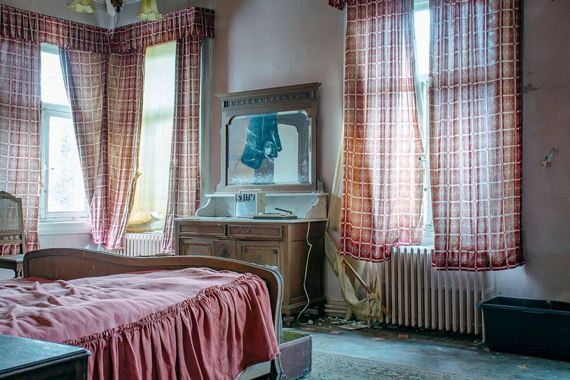 Schlafzimmer einer verlassenen Villa von Tim Vlielander