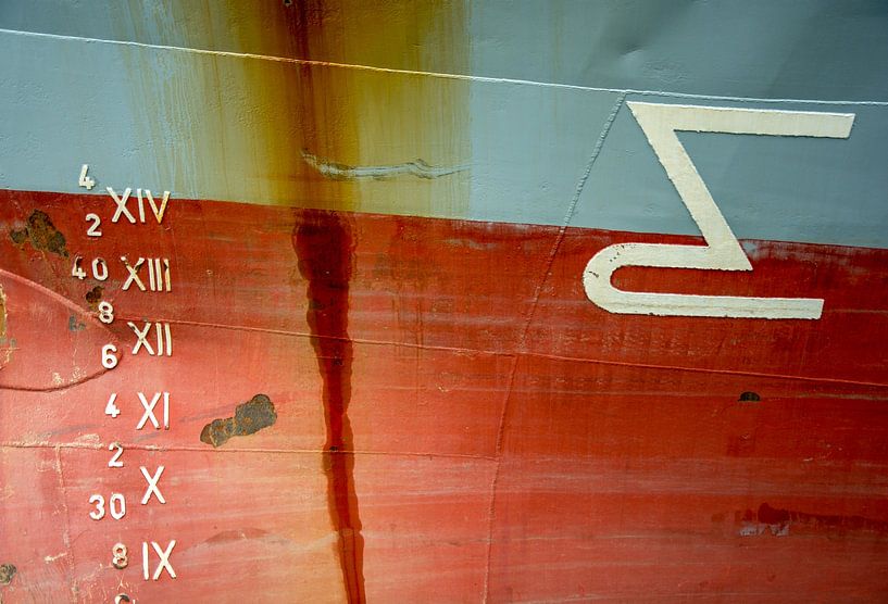 Rusty bow of an ocean-going vessel in the harbor. by scheepskijkerhavenfotografie