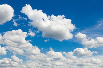 Blauwe lucht met mooie witte wolken van Ben Schonewille