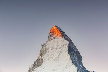 Alpenglühen während dem Sonnenaufgang im Winter am Walliser Matterhorn