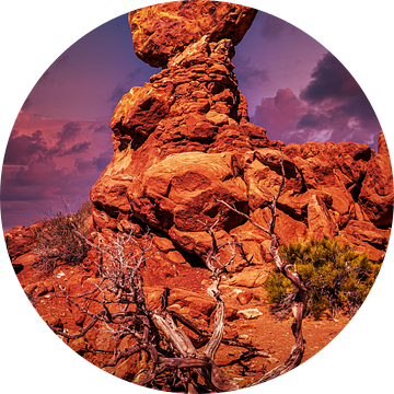 Balanced Rock bij zonsondergang in Arches National Park Utah USA van Dieter Walther