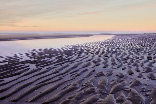 Niederländische Küste mit Nordseestrand und Sonnenuntergang