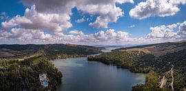 Paysage fluvial pittoresque avec collines boisées et ciel nuageux sur Jonas Weinitschke