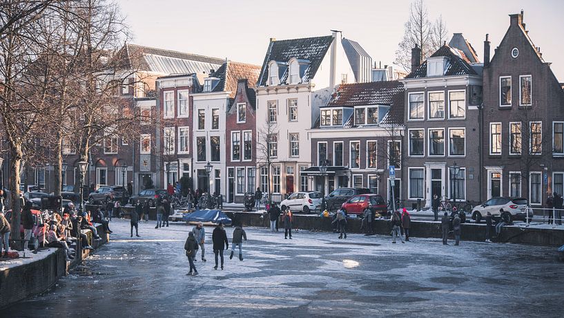 Schlittschuhlaufen auf den Leidener Grachten von Tes Kuilboer