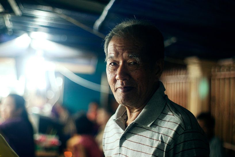 Portret van oude man in Chinatown Medan van André van Bel
