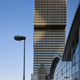 Zijdelings zicht op het hoogbouwensemble "de Rotterdam" in het avondlicht van Michael Moser