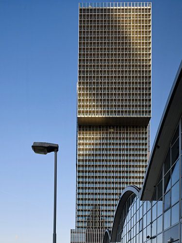 Zijdelings zicht op het hoogbouwensemble "de Rotterdam" in het avondlicht van Michael Moser