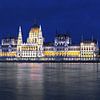 Le bâtiment du Parlement à Budapest à l'heure bleue sur Frank Herrmann