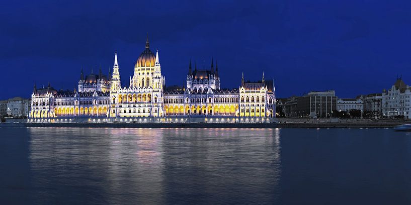 Le bâtiment du Parlement à Budapest à l'heure bleue par Frank Herrmann