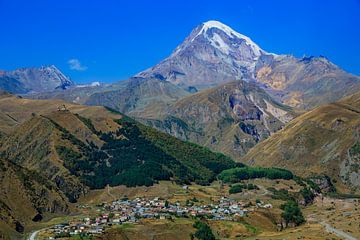 Stepantsminda et la montagne sacrée de Kasbek sur resuimages