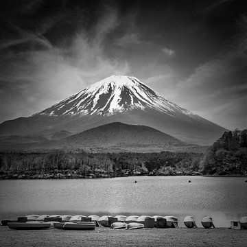 Idyllisch meer Shoji met de majestueuze berg Fuji | monochroom van Melanie Viola