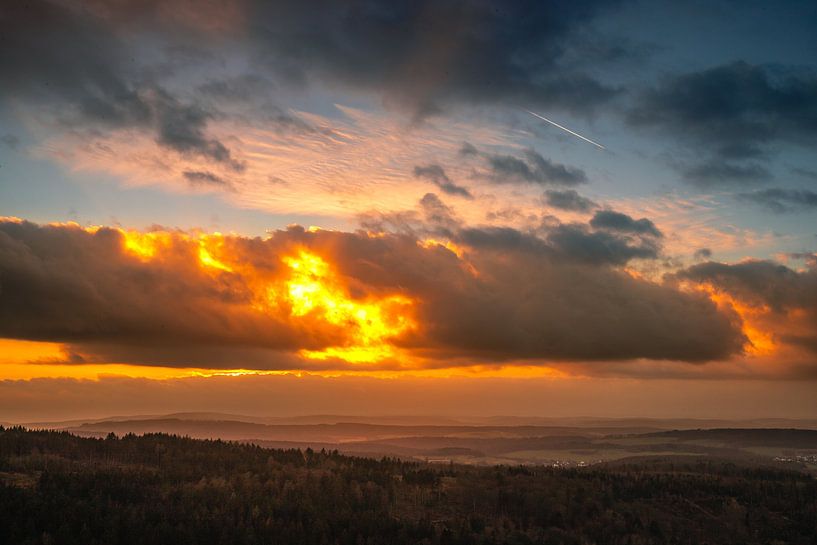 Landschap shot op een berg in de vallei bij zonsondergang Dramatische wolken van Fotos by Jan Wehnert