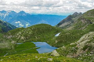 Hochalpine Bergseen und beeindruckende Gipfelkulisse in der ursprünglichen Natur der Meraner Seeplatte in Südtirol.