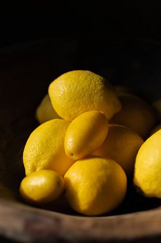 Bowl with lemons
