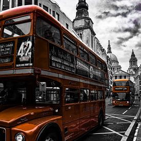London bus / St Paul's Cathedral van Kevin Kanbier