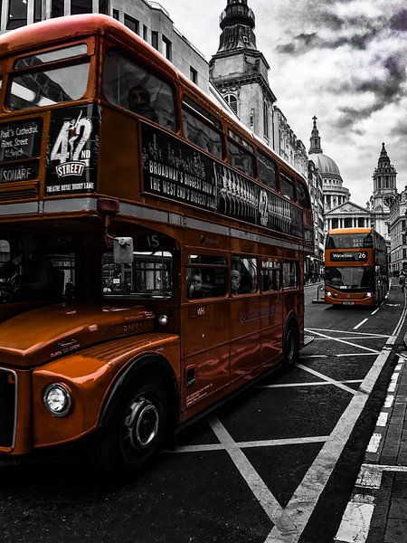 London bus / St Paul's Cathedral by Kevin Kanbier