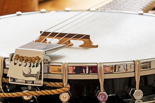 Metallbanjo mit 6 Saiten, Musikinstrument, Detail mit ausgewähltem Fokus und enger Schärfentiefe, Ko