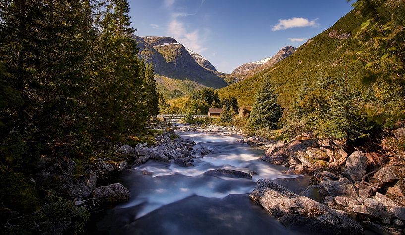 Cabanes près de Øvstestølbrua, Valldal, Norvège par qtx