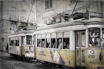 Oude, bleke, gele tram in Lissabon van Arthur van den Berg