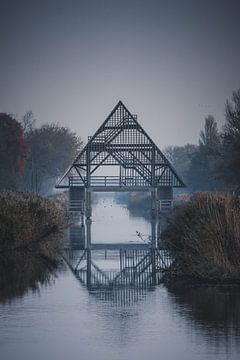Brug in de mist in de polder van Noord-Holland van Tes Kuilboer