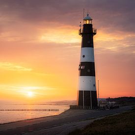 Warme zonsopkomst vuurtoren Breskens van Thom Brouwer