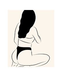 Zittende vrouw in ondergoed van Studio Miloa