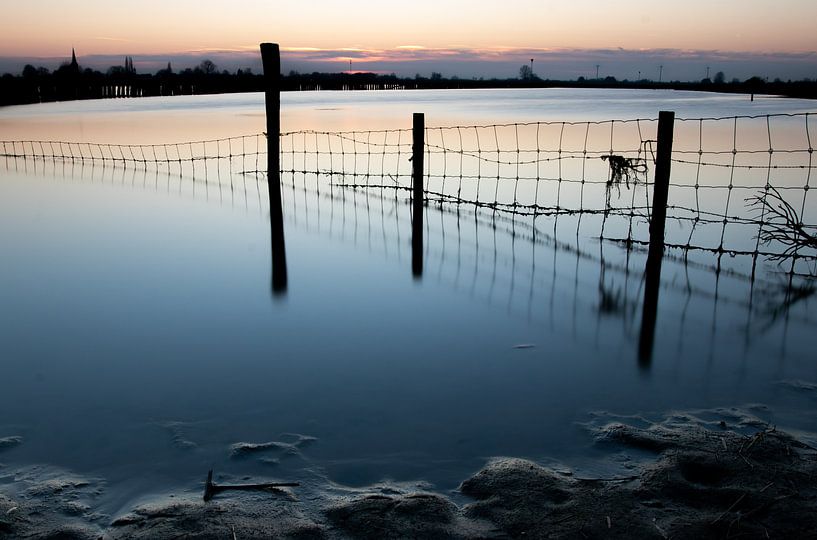 Une image brute d'une clôture dans la plaine d'inondation de la rivière Lek sur Arthur Puls Photography