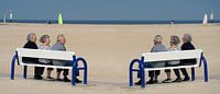 Grapje met drie tweelingen op het strand van Gert van Santen thumbnail