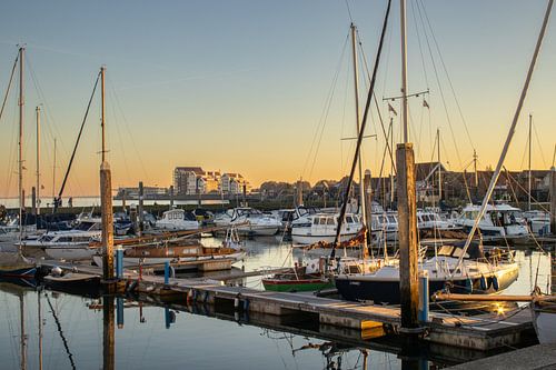Yerseke, jachthaven en dorp,  met ondergaande zon
