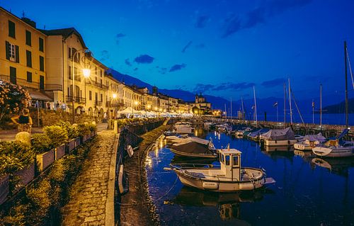 Sfeervolle avond bij de haven van Cannobio, Lago Maggiore