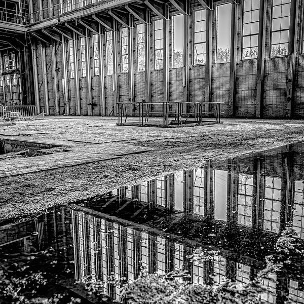 reflectie van ramen en landschap vanuit een verlaten electriciteitscentrale van okkofoto