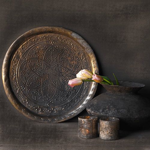 Stilleven met Koperen schaal en aardewerk pot