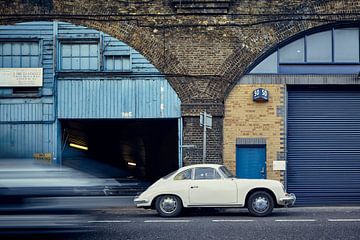 Porsche 356C geparkeerd aan Tower Bridge Road van David Bleeker