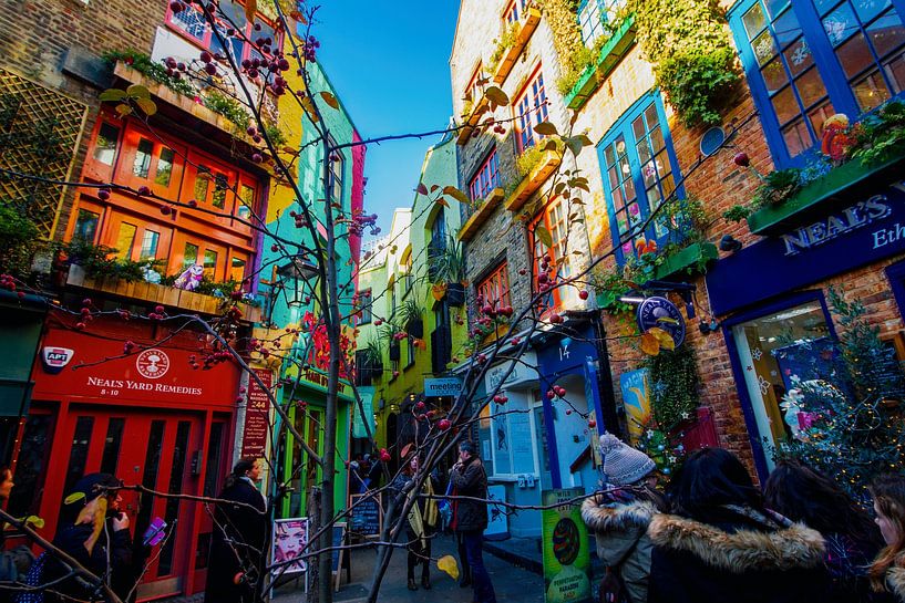 London by Hello Pompoyo
