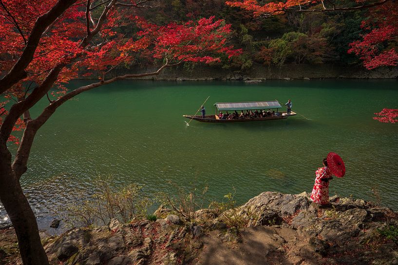 Japanse geisha aan de oever van de Arashiyama rivier van Anges van der Logt