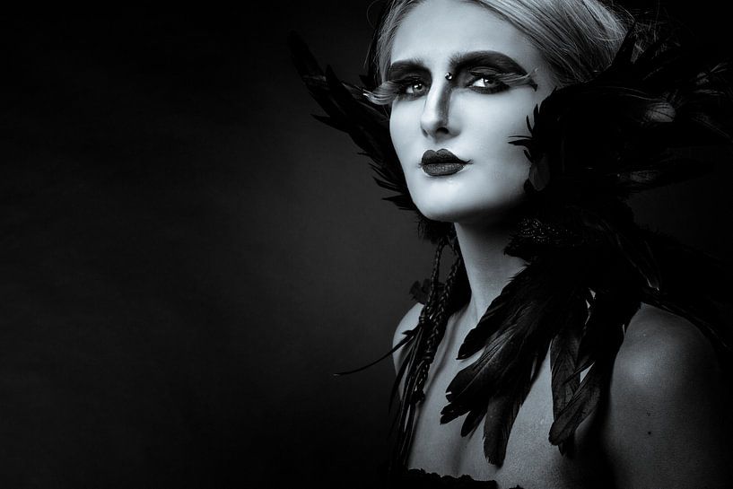 portrait artistique d'une femme en noir et blanc par Atelier Liesjes