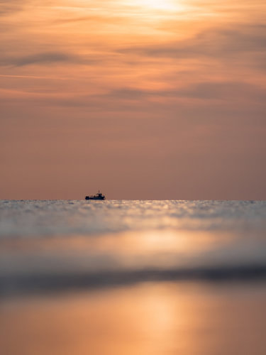 Vissersboot Op De Horizon