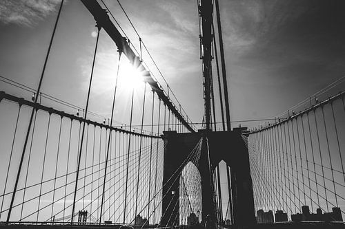 Die Brooklyn Bridge, eingehüllt in Schwarz und Weiß