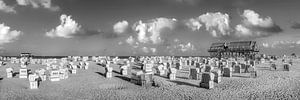 Strand von Sankt Peter Ording an der Nordsee in schwarzweiss