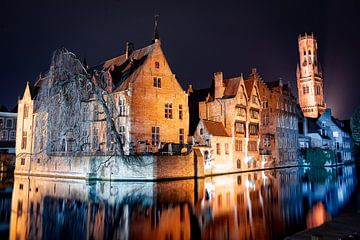 Quai aux chapeaux de rose de nuit - Bruges sur Thijs van Beusekom