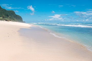 Belle plage blanche à l'eau bleu vif (Pantai Nunggalan Beach) à Bali, Indonésie sur Troy Wegman